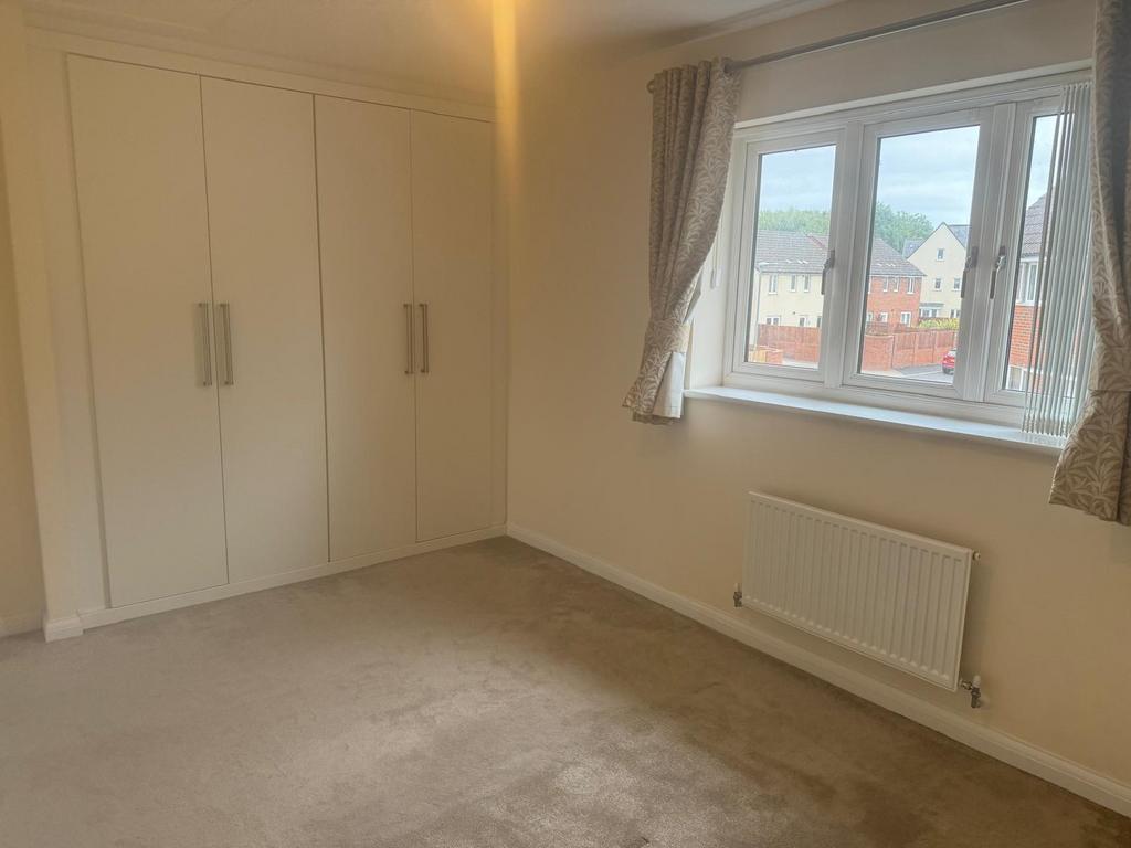 Bright, neutral double bedroom with built-in wa...