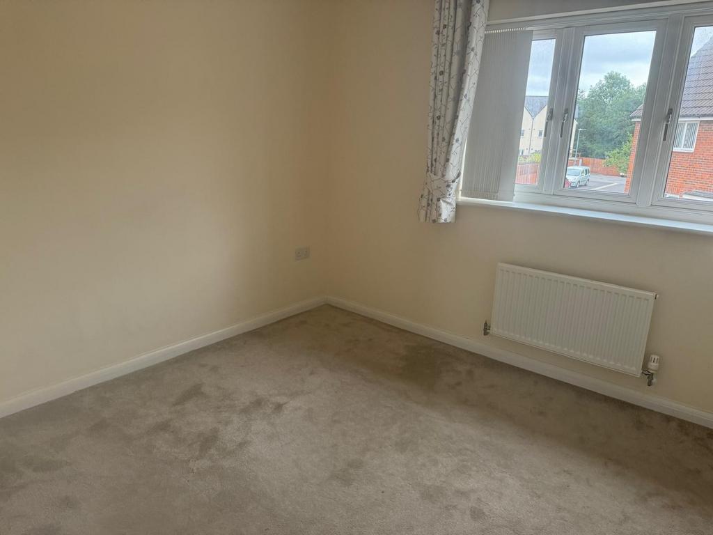 Bright, neutral single bedroom with a large win...