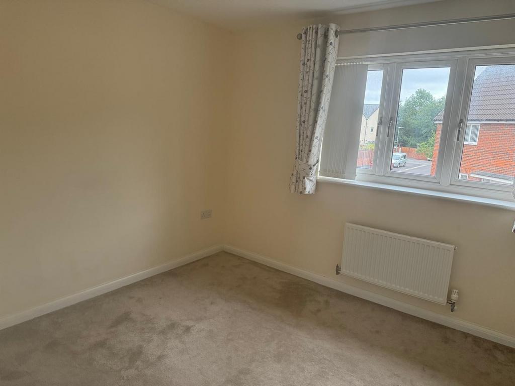 Bright and neutral single bedroom with a large ...