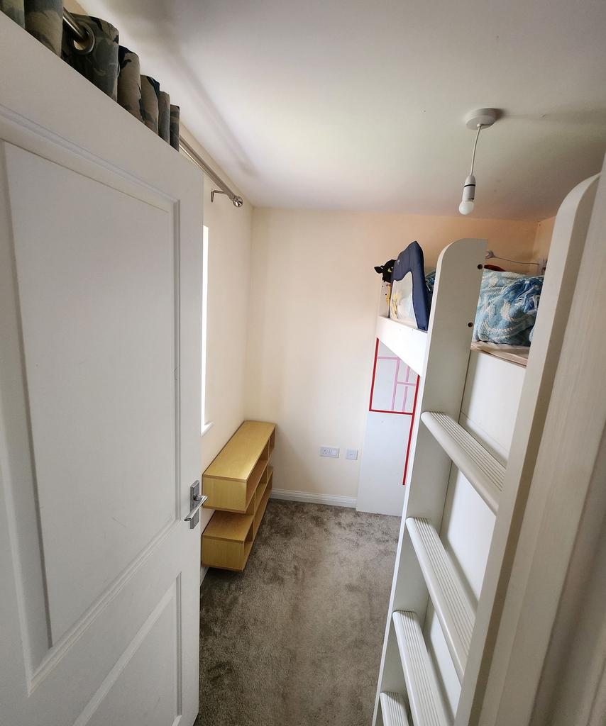 Bright, tidy single bedroom with built-in loft ...