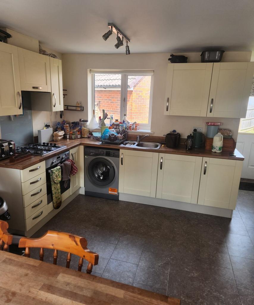 Bright, modern kitchen with cream shaker-style ...