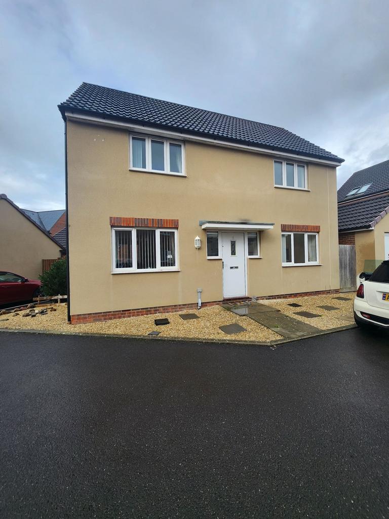 Well-presented detached house with a neat grave...