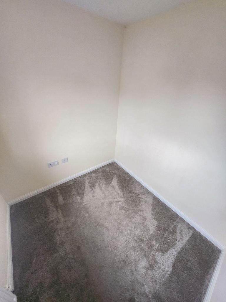 Compact, freshly carpeted single bedroom with n...