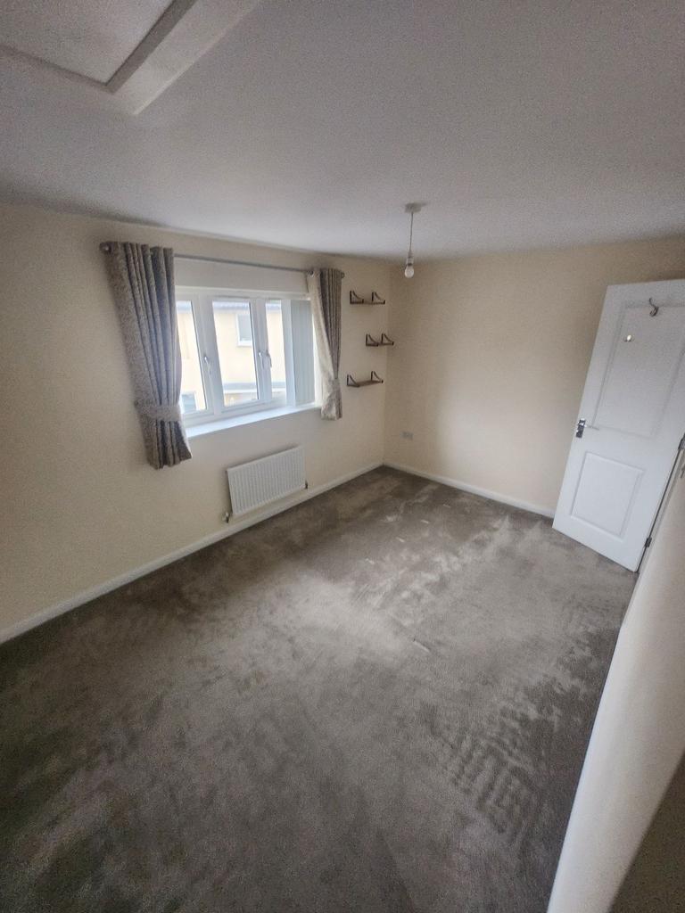 Bright, well-presented double bedroom with neut...