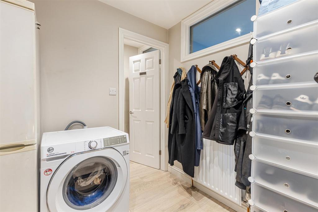 A08 - 7 Oakwood Close Dartmouth - 251117.jpg