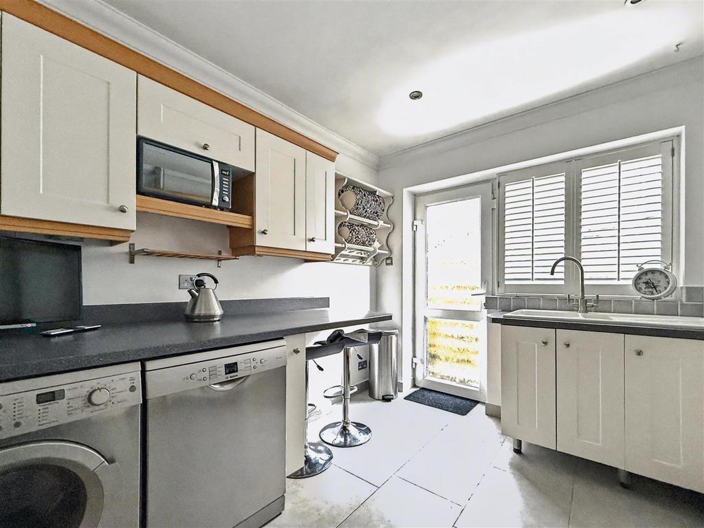 38 Warenne Road - 2nd angle kitchen.jpg