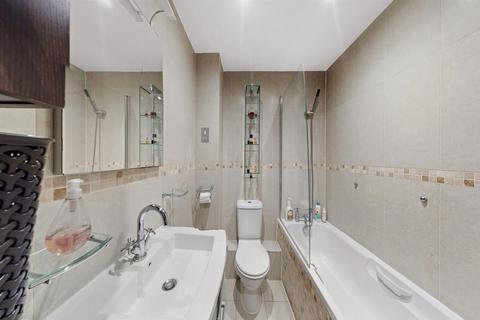 2 bedroom flat to rent, Cottage Close, London HA2