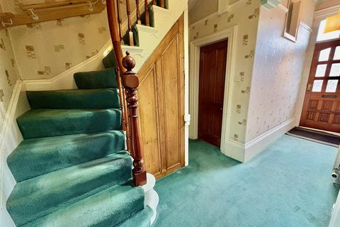 4 bedroom terraced house for sale, Huddersfield Road, Elland