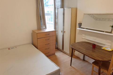 1 bedroom in a house share to rent, Berens Road, Kensal Green, London