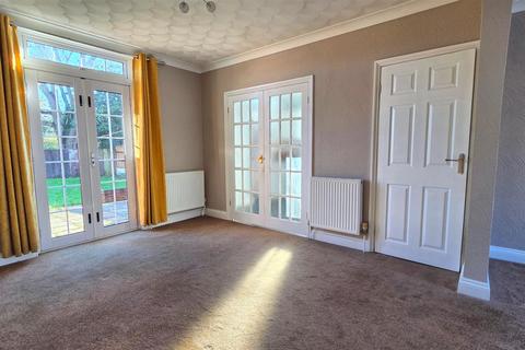 3 bedroom semi-detached house for sale, Roslyn Road, Gorleston