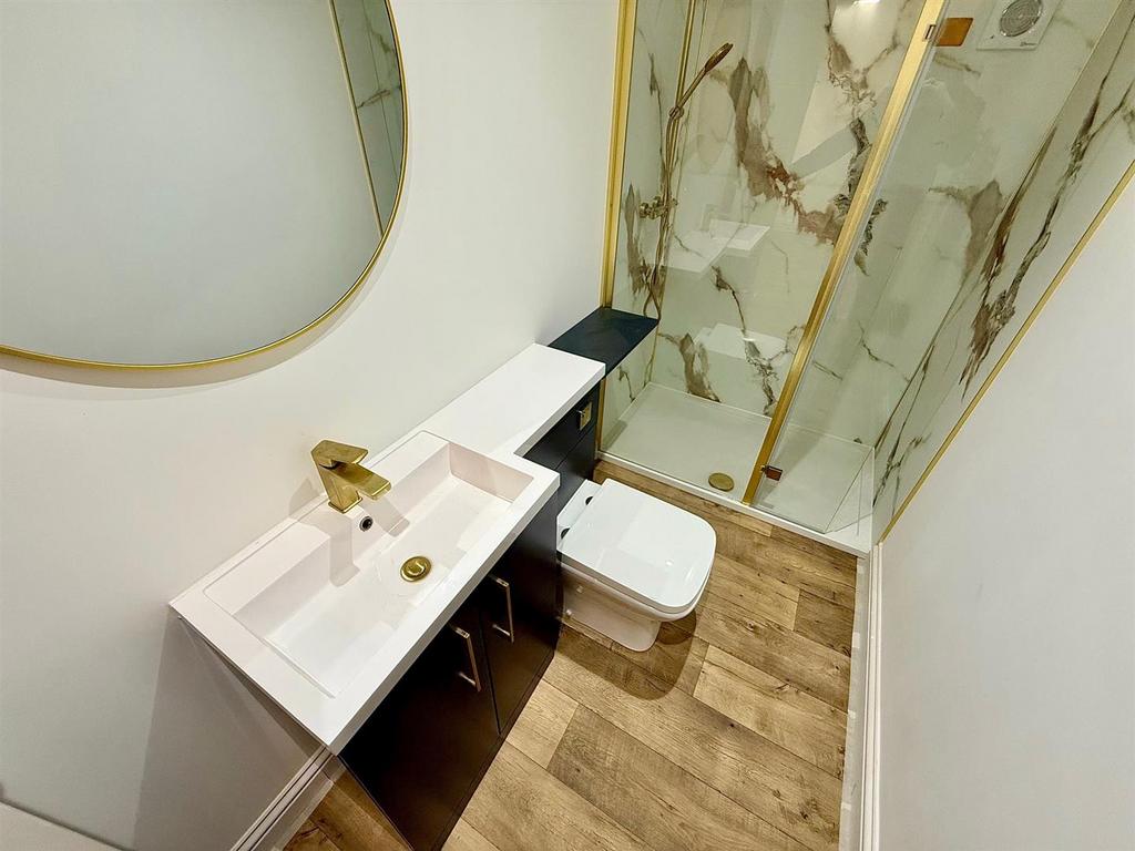 FLAT 4 Shower Room