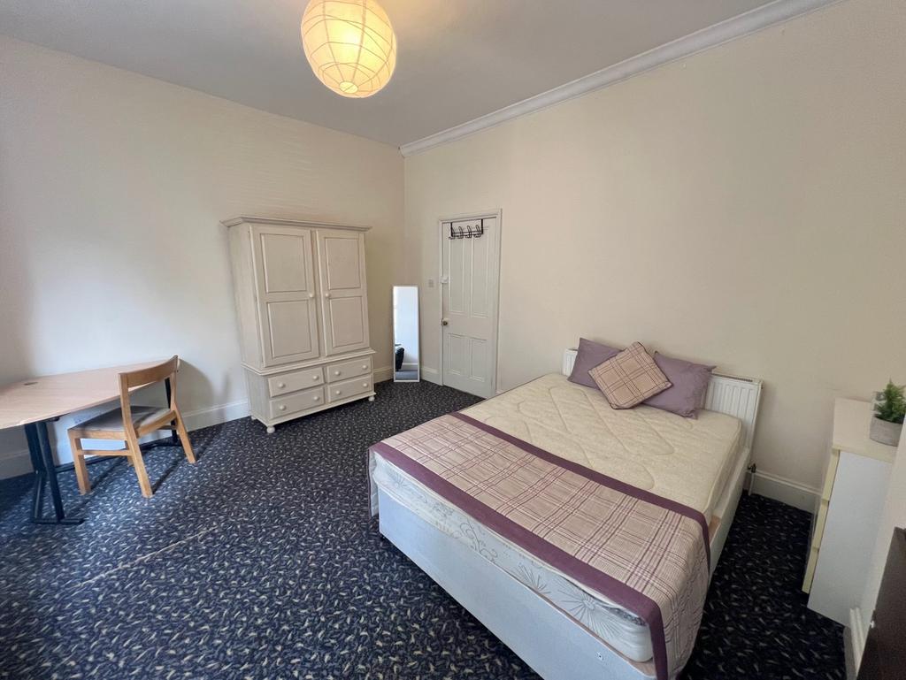 A spacious and well-maintained double bedroom f...