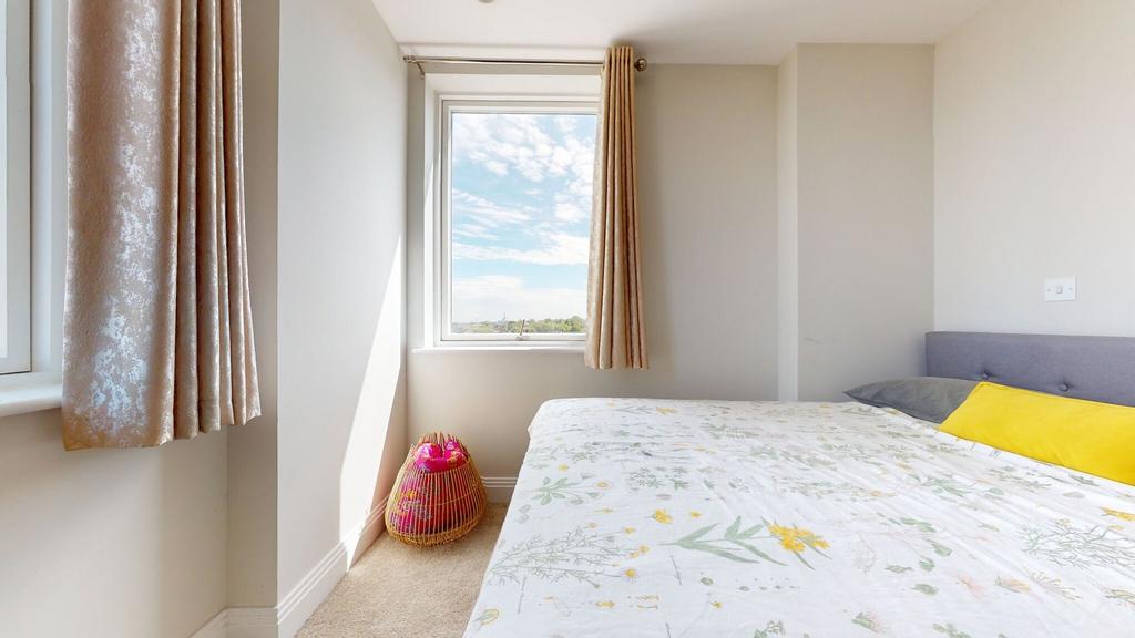 Bright, neatly presented bedroom with a comfy d...