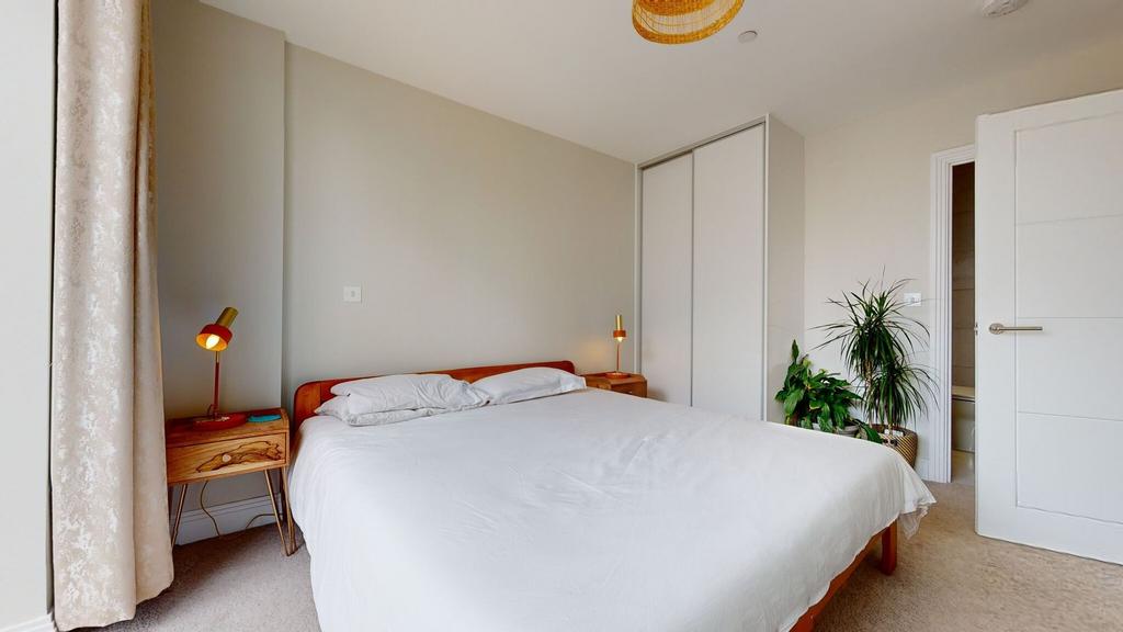 Bright, neatly presented double bedroom with a ...