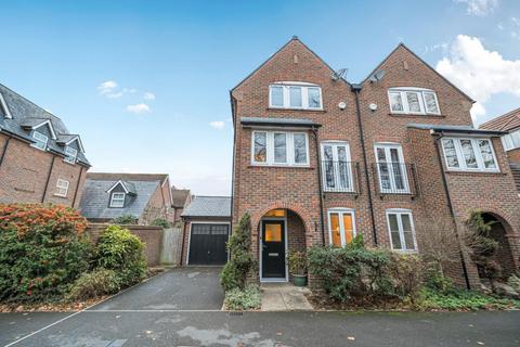 Massey Road,  Thame,  Oxfordshire,  OX9