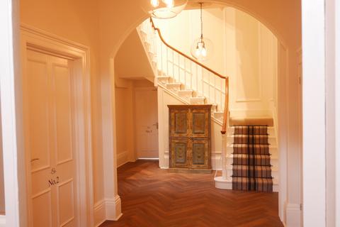 2 bedroom flat to rent, Royal Crescent, Stanton House,