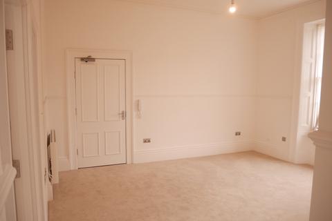 2 bedroom flat to rent, Royal Crescent, Stanton House,