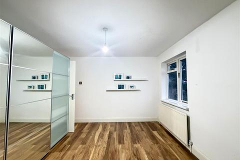 3 bedroom terraced house to rent, Hornbeams, Harlow