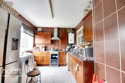 3 bedroom terraced house for sale, Dartfields, Harold Hill