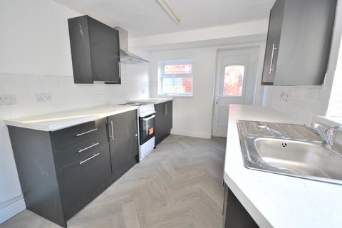 2 bedroom terraced house to rent, Park Grove, Hull HU9