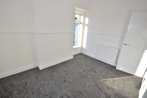 2 bedroom terraced house to rent, Park Grove, Hull HU9