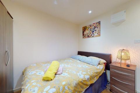 Studio to rent, Chatsworth Road, London NW2