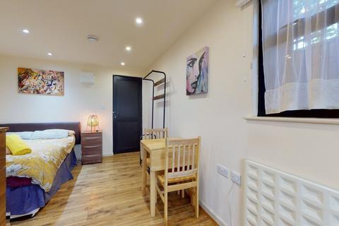 Studio to rent, Chatsworth Road, London NW2