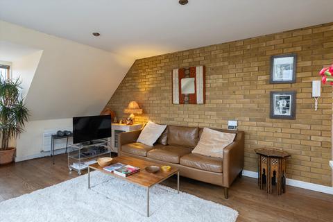 2 bedroom flat to rent, Ridgway, London, SW19