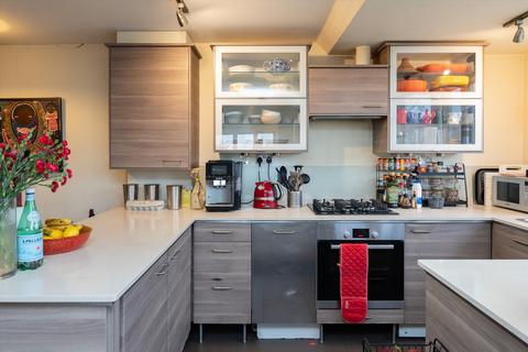 2 bedroom flat to rent, Ridgway, London, SW19