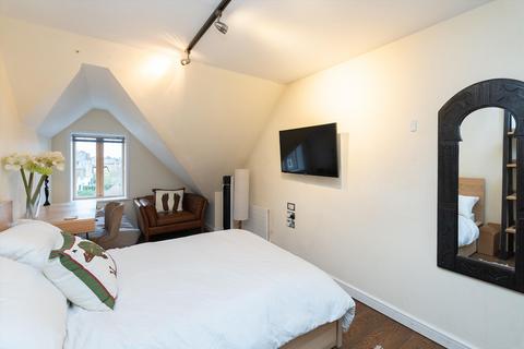 2 bedroom flat to rent, Ridgway, London, SW19