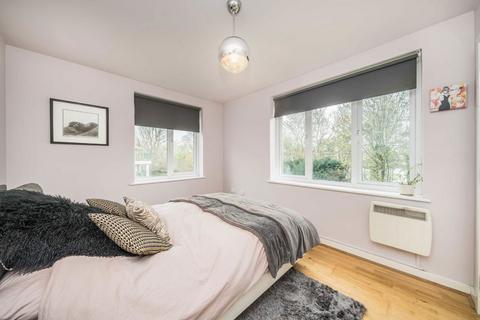 undefined, Strand Drive, Kew TW9