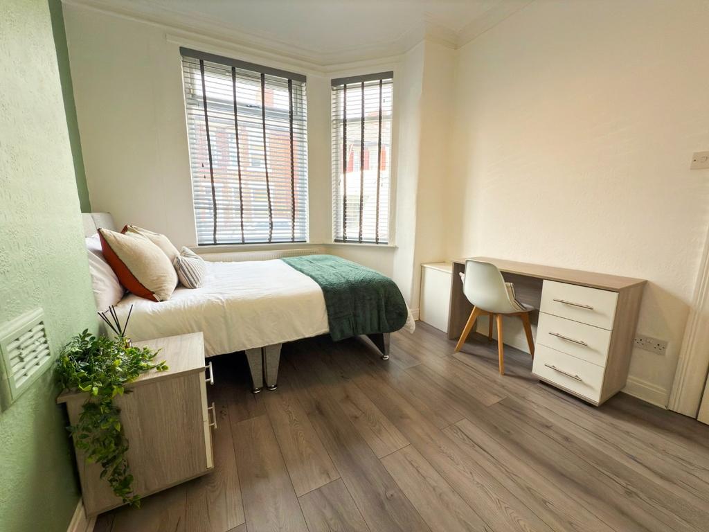 Bright, neatly presented double bedroom with a ...