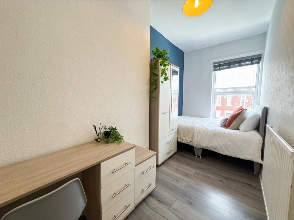 Bright, neatly presented single bedroom with a ...