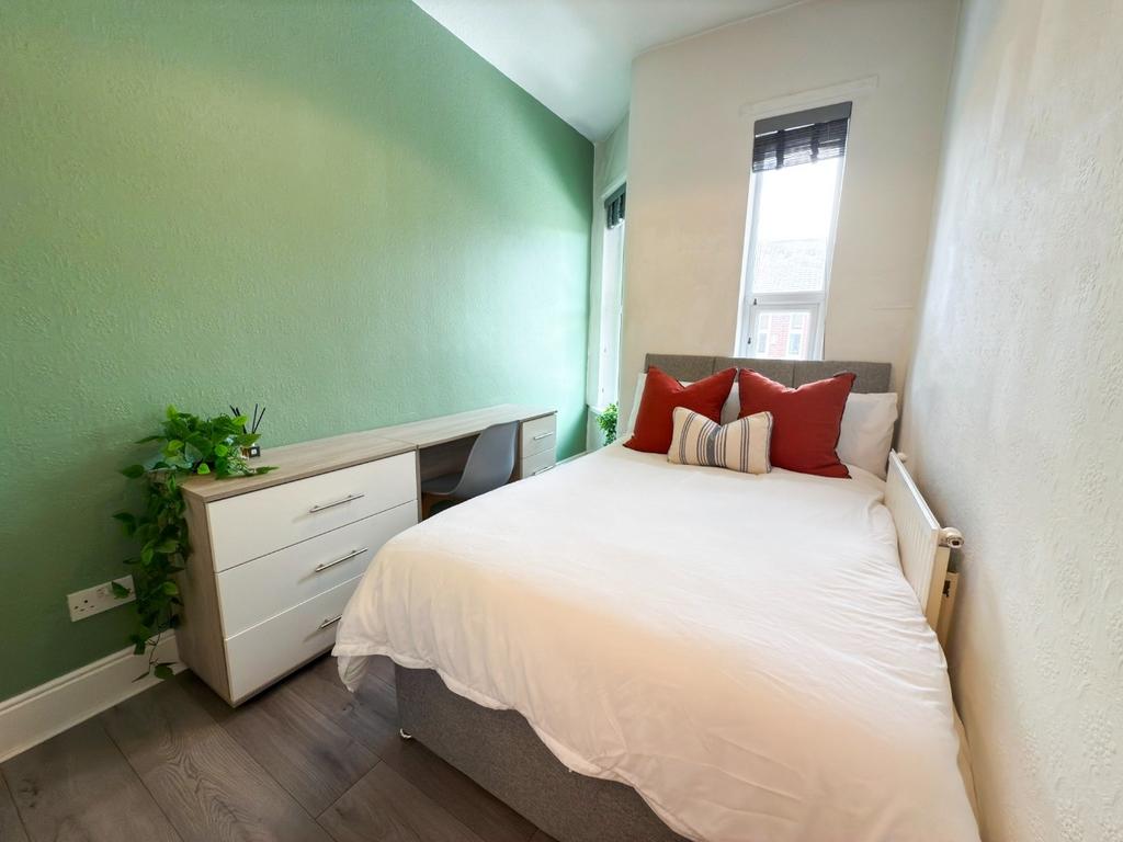Bright, neatly presented double bedroom with a ...