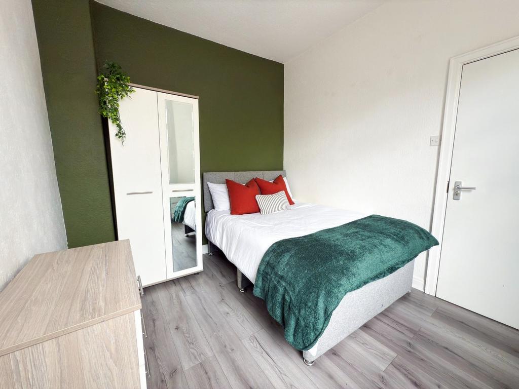 Bright, tidy double bedroom with modern wood-ef...