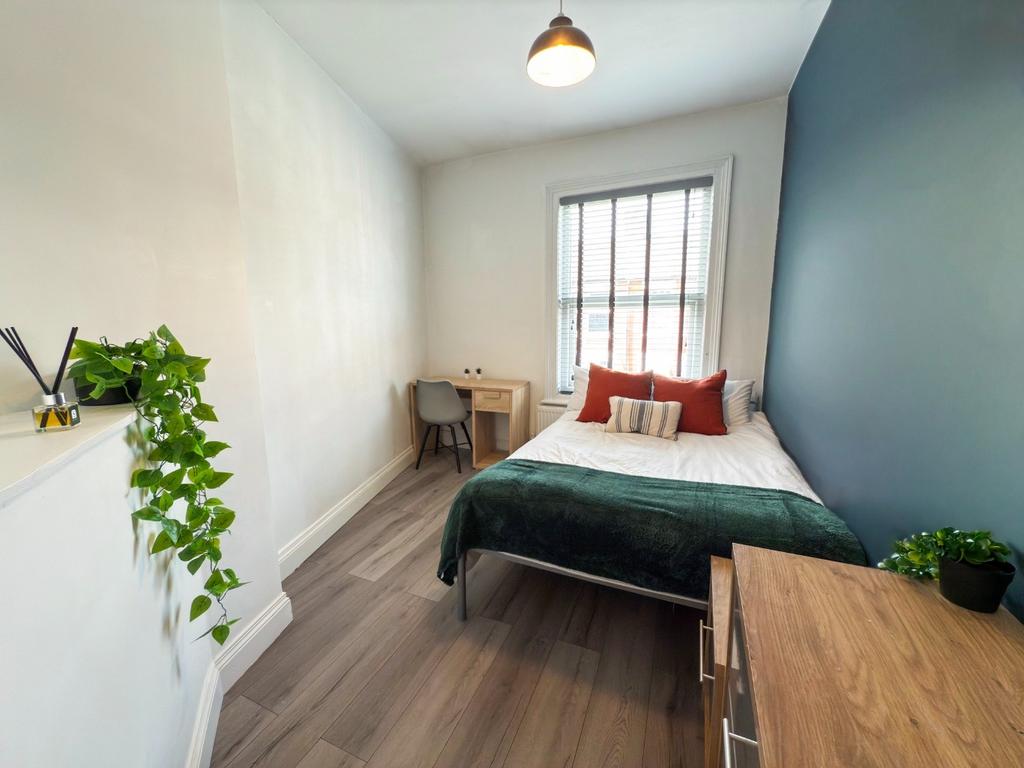 Bright, neatly presented single bedroom with a ...