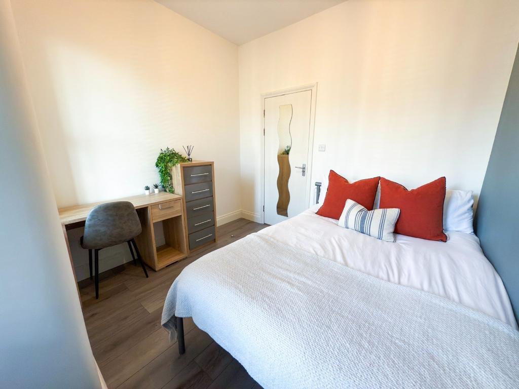 Bright, neatly presented double bedroom with a ...