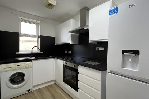 2 bedroom flat to rent, Plymouth Grove, Manchester M13