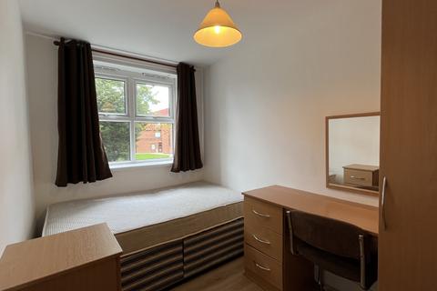 2 bedroom flat to rent, Plymouth Grove, Manchester M13