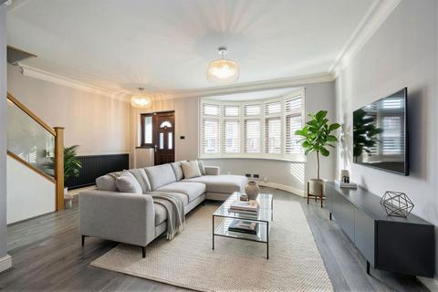 3 bedroom terraced house to rent, Grenfell Avenue, Hornchurch, RM12