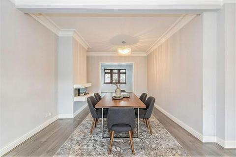 3 bedroom terraced house to rent, Grenfell Avenue, Hornchurch, RM12