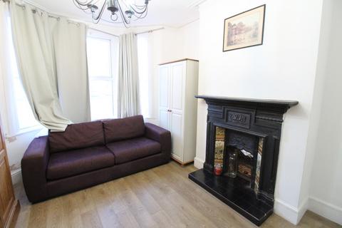 3 bedroom terraced house to rent, Como Street, Romford RM7