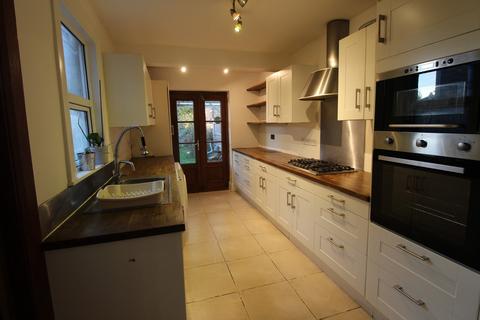 3 bedroom terraced house to rent, Como Street, Romford RM7