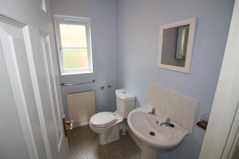 2 bedroom end of terrace house to rent, Harebell Close, Saltash