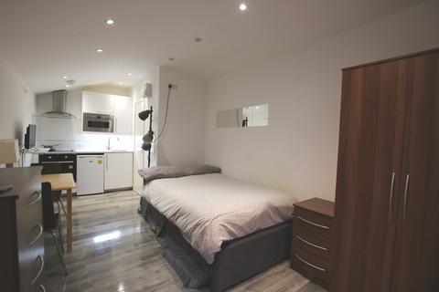 1 bedroom in a flat share to rent, Chatsworth Road, London