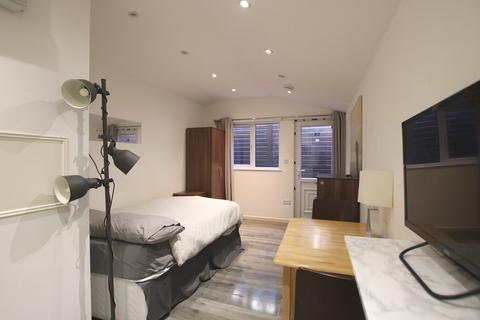 1 bedroom in a flat share to rent, Chatsworth Road, London