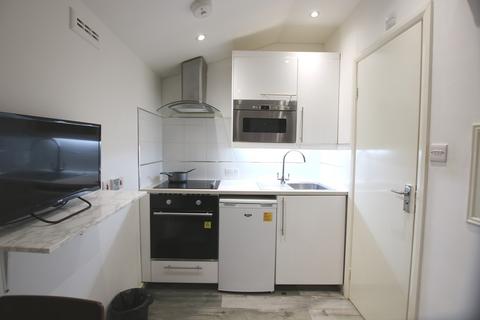 1 bedroom in a flat share to rent, Chatsworth Road, London
