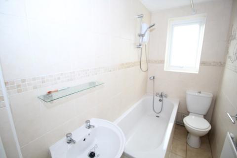 2 bedroom terraced house to rent, Manor Road, Wakefield