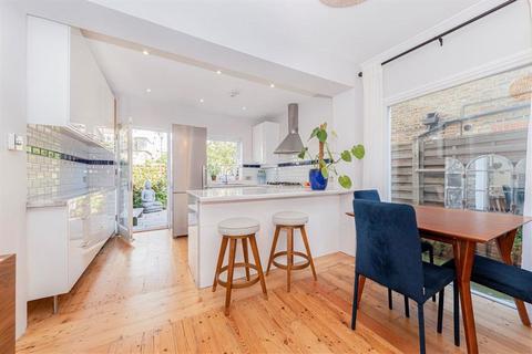2 bedroom flat for sale, Mandalay Road, London SW4