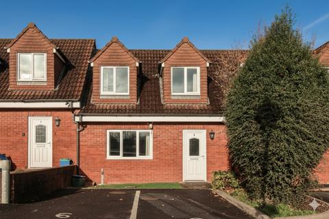 2 bedroom terraced house to rent, Hulberts Court, Yeovil